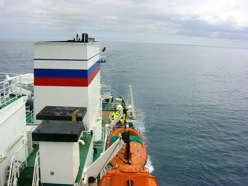 Вид на корму. Хорошо видна дымовая труба и спасательные шлюпки