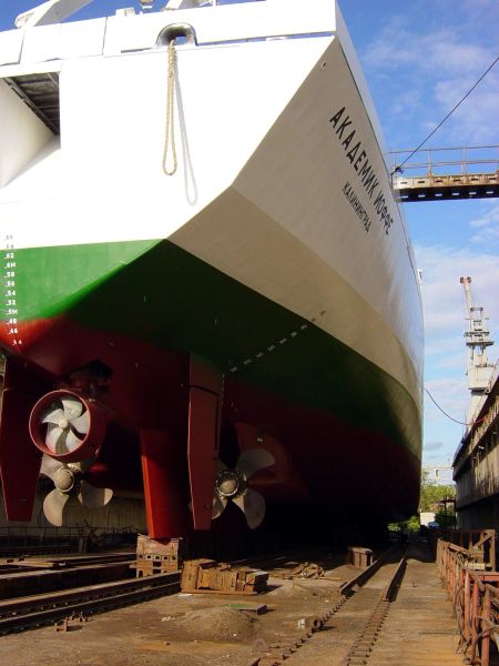 Хорошо видна кормовая часть и особенно винты. В том числе и 