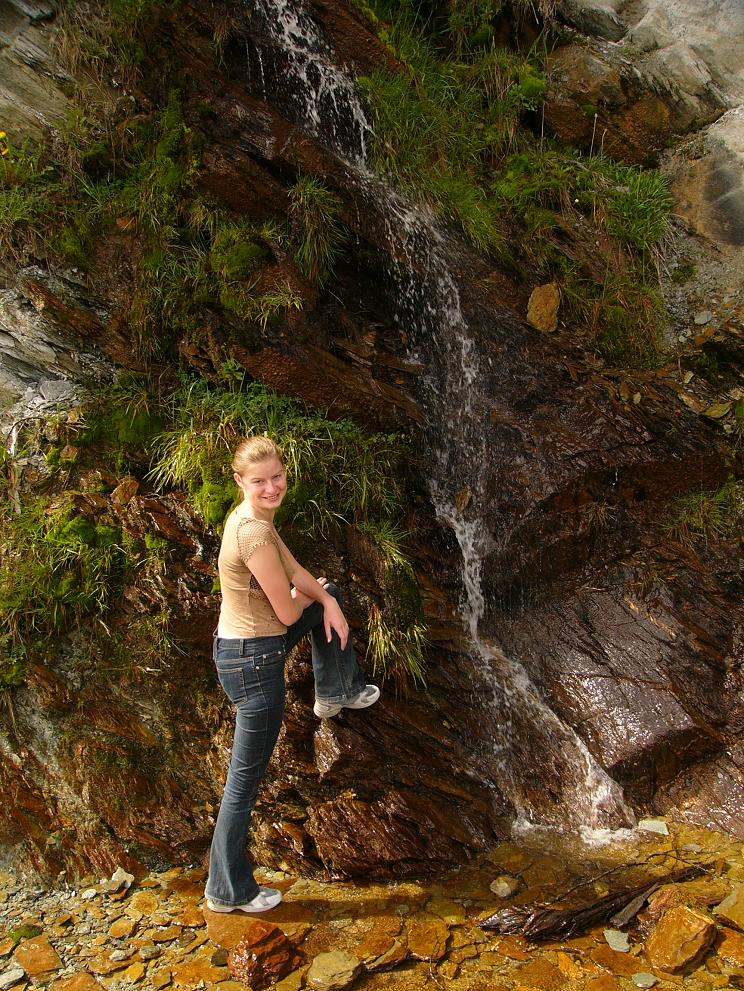 Я на фоне водопада в Андах близ Ушуайи