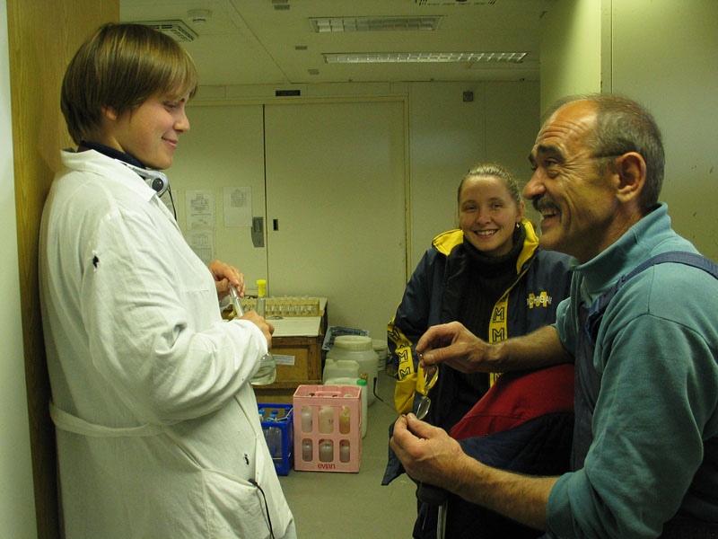 Боцман времени не теряет.