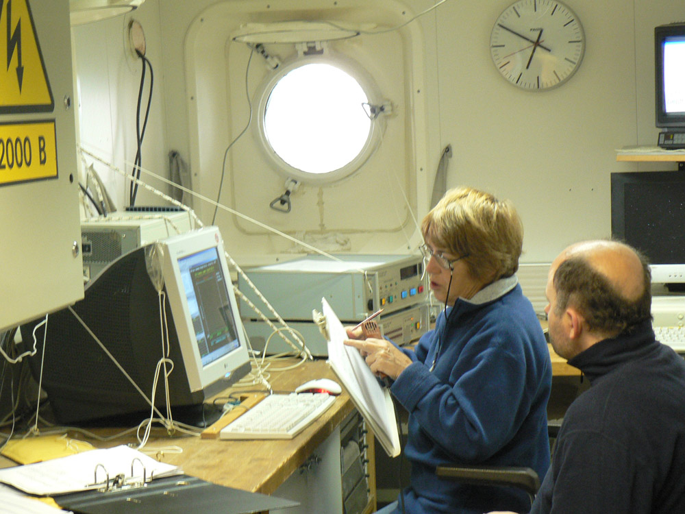 начальник экспедиции контролирует Татьяну Александро