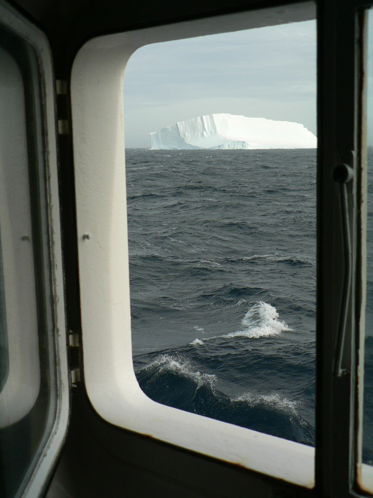 Привычный вид из иллюминатора. Айсберг.