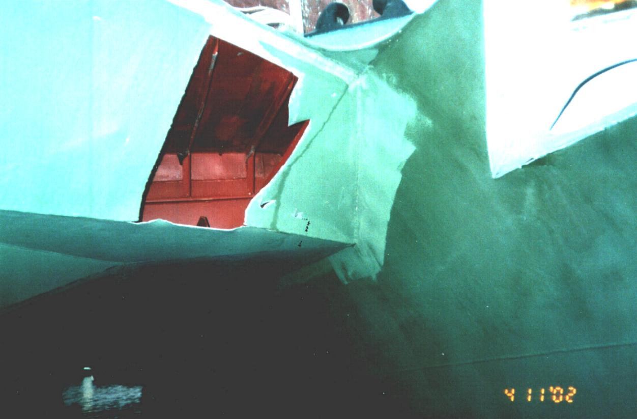 Пробоина в корпусе НИС "Россия"