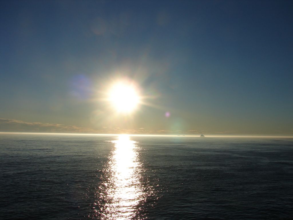 Солнце и айсберги в заливе Фробишер Бэй