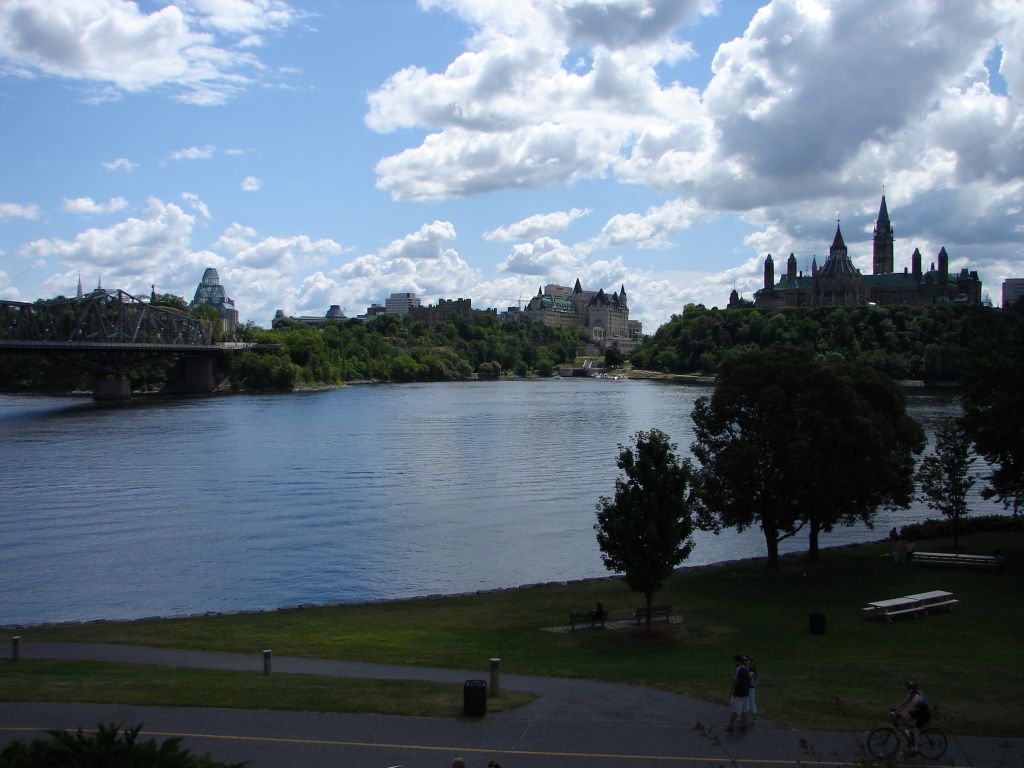 Оттава. Вид на мост и на парламент.