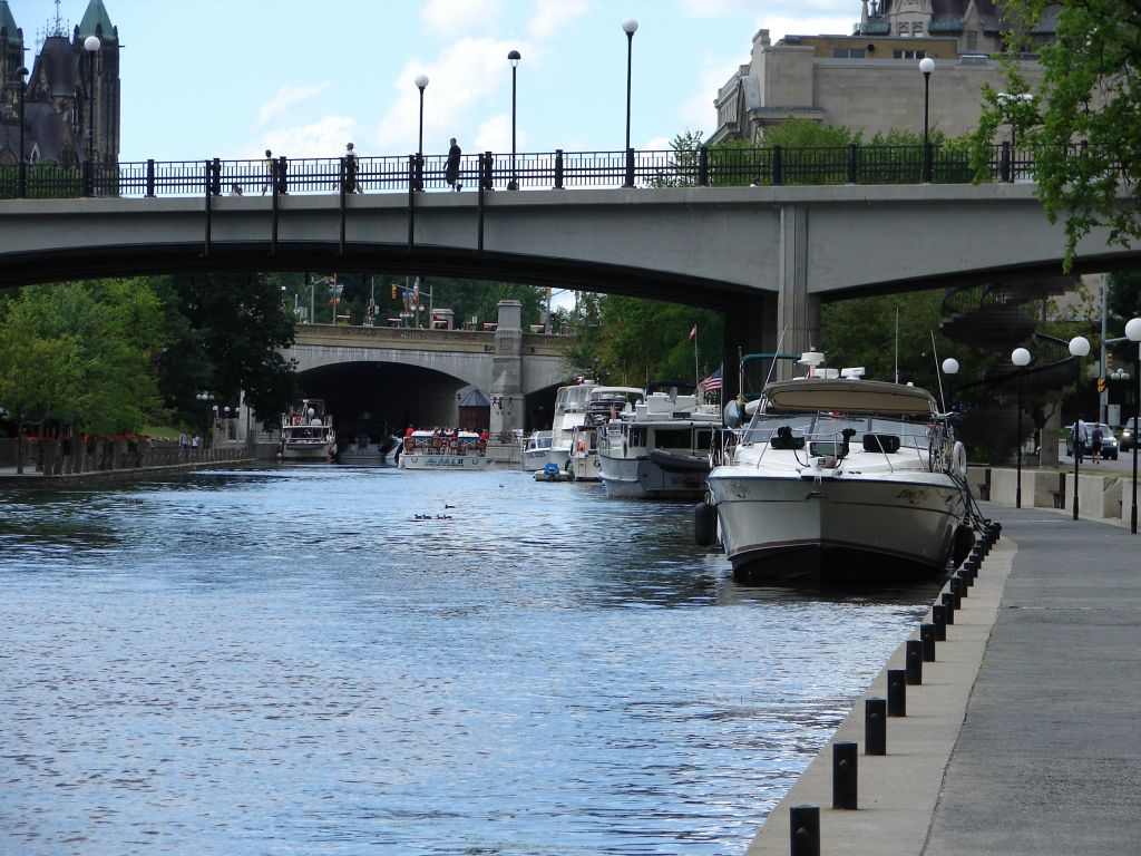 Катера и яхты на набережной Оттавы