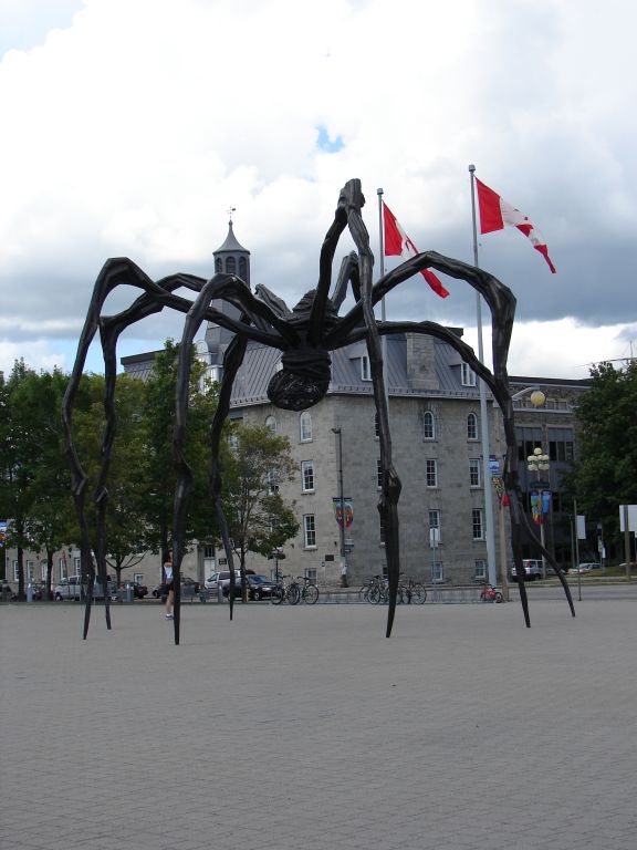 Возле музя современного искуства