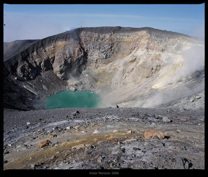 Взрывной кратер вулкана Эбеко