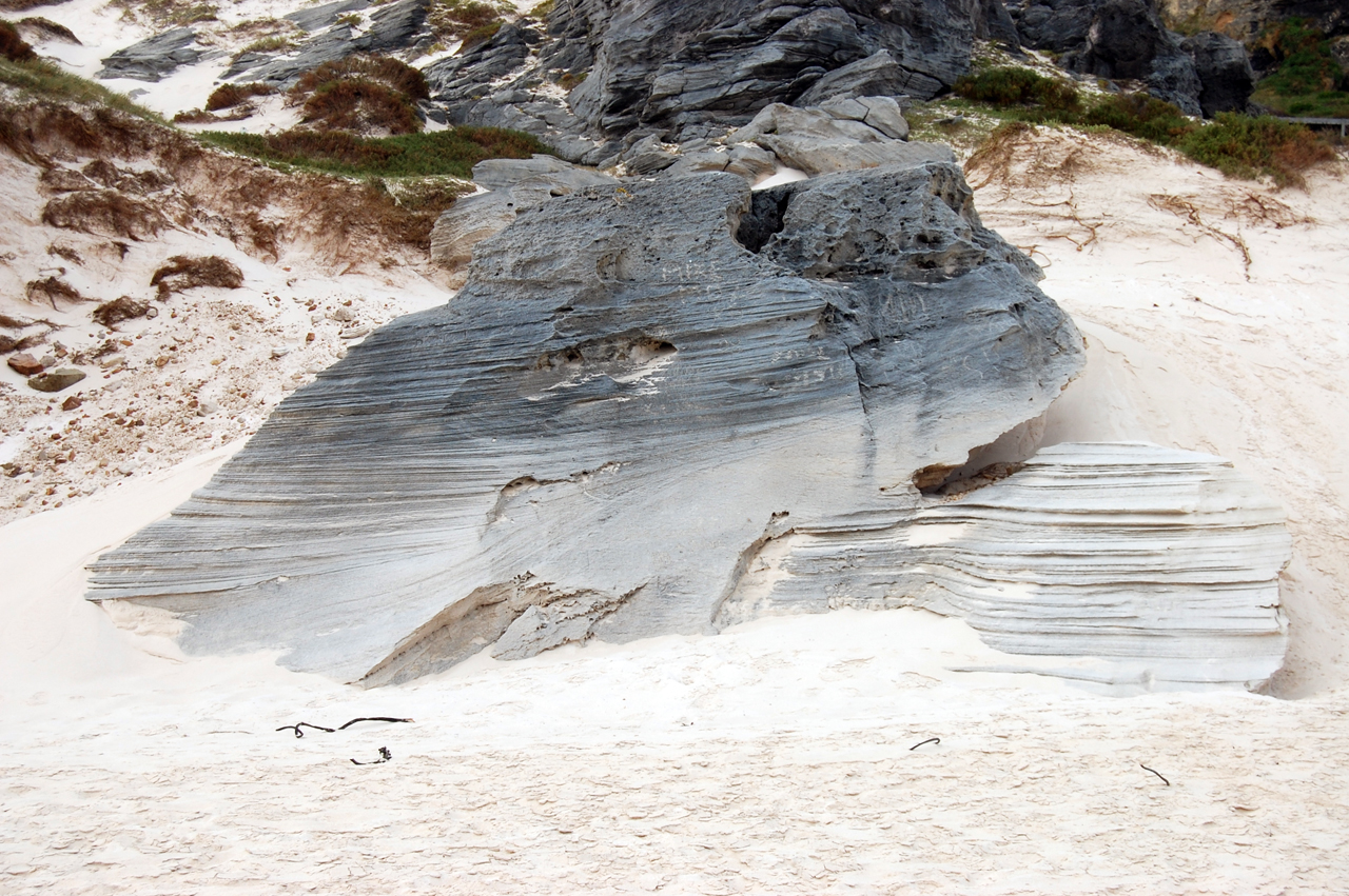 Просто скала на пляже Диас-Бич. Возле мыса Доброй Надеж
