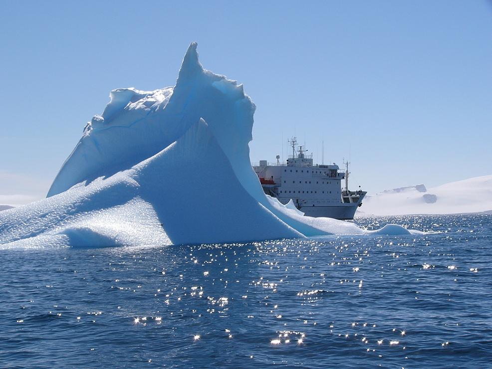 Айсберг на фоне "Академика Иоффе" близ острова Хаф-Мун