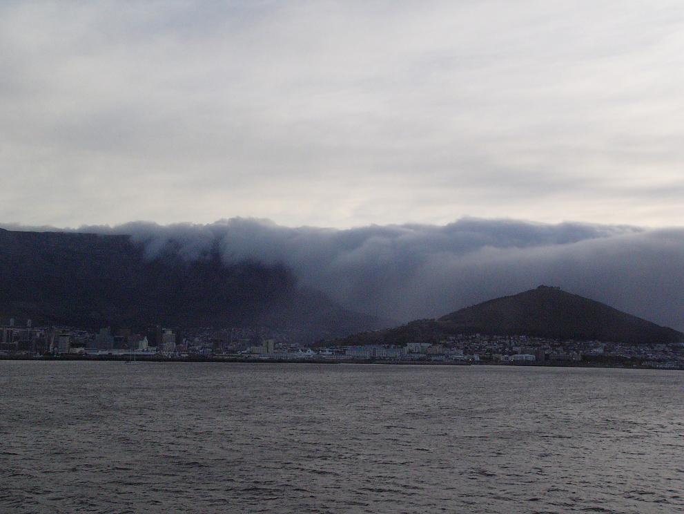 Облако, сползающее со Столовой горы на Кейптаун