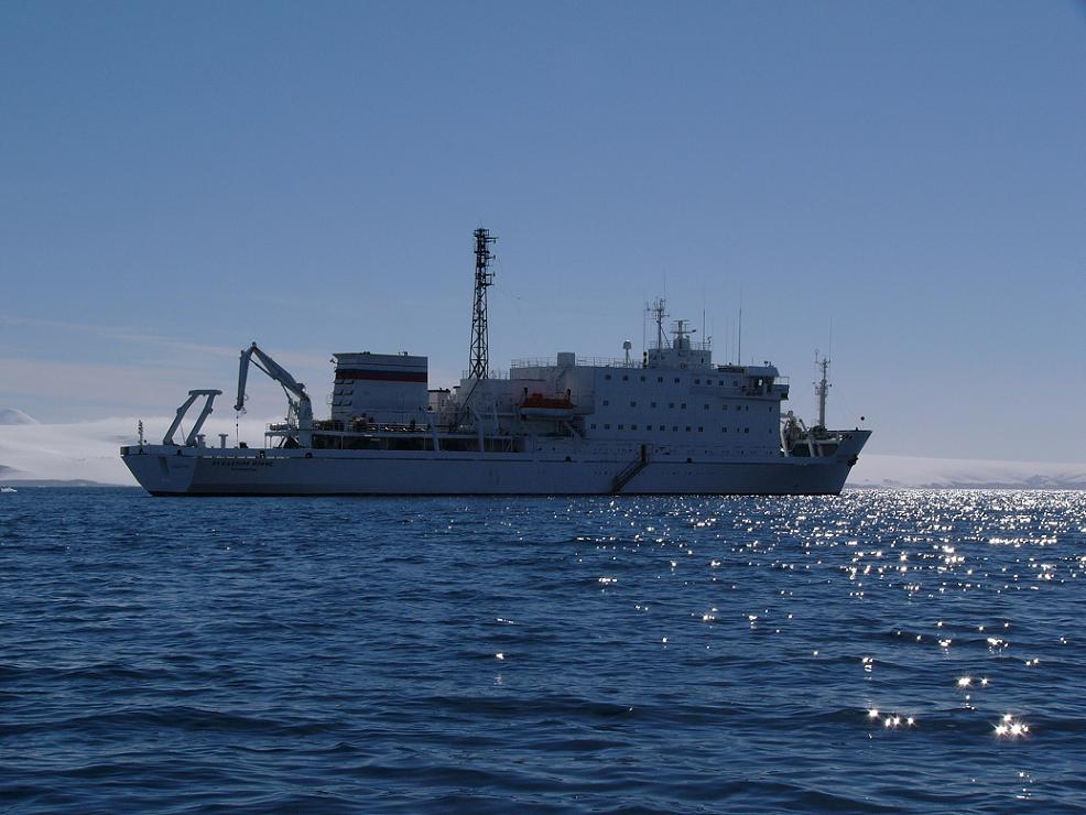 "Академик Иоффе" близ острова Хаф-Мун